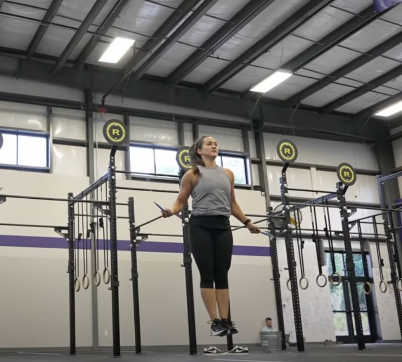 woman jumping rope in nike free metcon